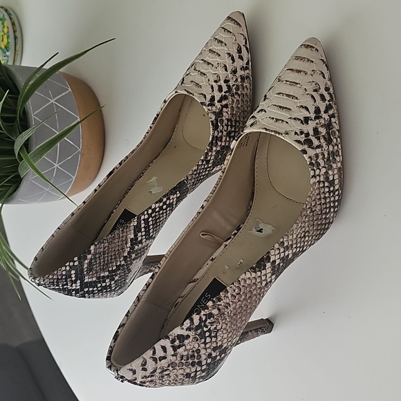 JonesNew York Darcy White and Black Women's Snake Skin Pumps - Picture 3 of 13